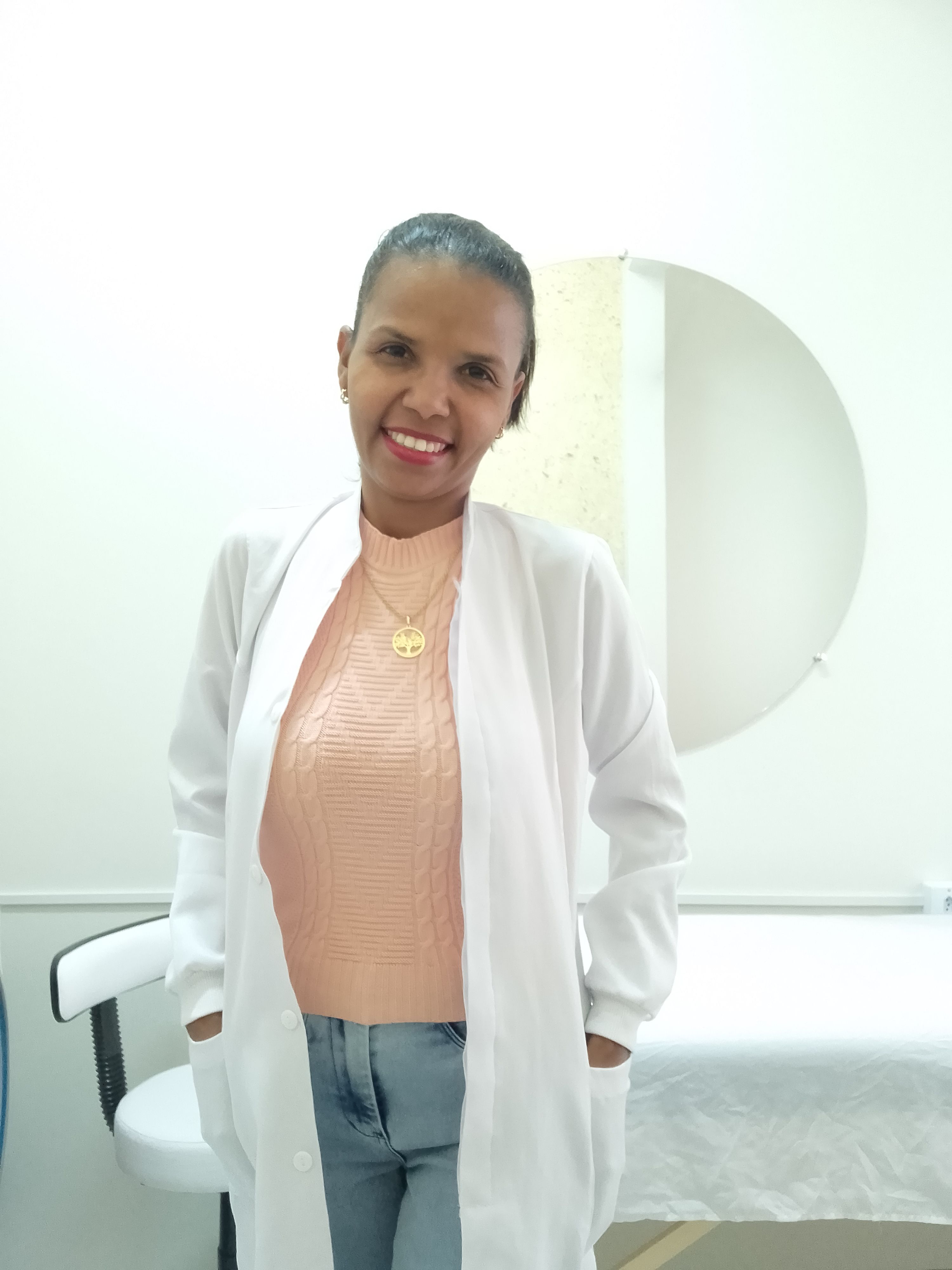 Dámiana Sena , massoterapeuta em Barreiras, BA